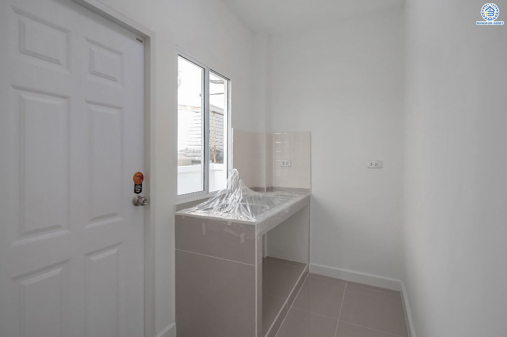 บ้านมือสองตกแต่งใหม่ โครงการ แลนซีโอคริป ปิ่นเกล้า-วงแหวนฯ เนื้อที่กว้าง 35.30 ตร.ว. ฟังก์ชัน 3 ห้องนอน 2 ห้องน้ำ 1 ที่จอดรถ บนทำเลเดินทางสะดวก เชื่อมต่อถนนกาญจนาภิเษก เข้า-ออกได้หลายเส้นทาง  ใกล้รถไฟฟ้าสายสีม่วง "สถานีสามแยกบางใหญ่" และจุดขึ้นทางด่วน "ศรีรัช"...